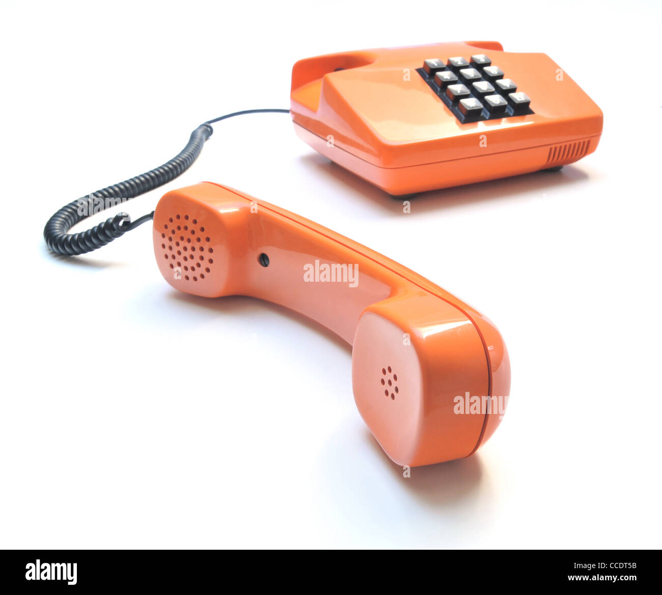 Téléphone rétro de couleur orange sur fond blanc Banque D'Images