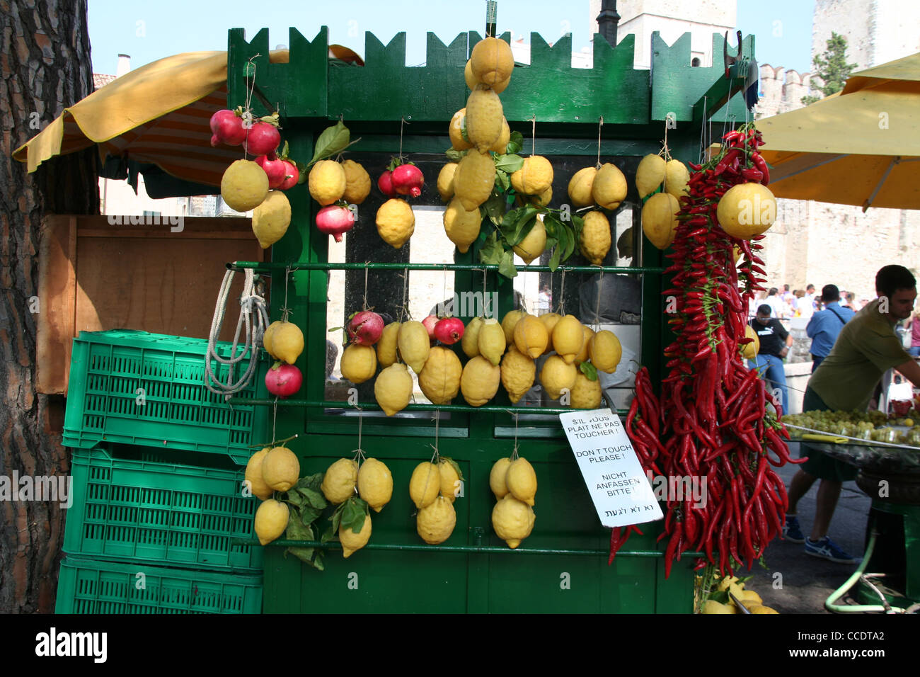 Un stand avec le citron, le poivron, l'oignon au Lago Garda, Italie. Banque D'Images