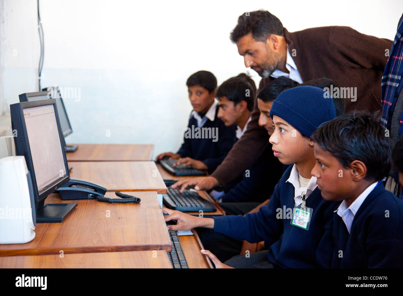 Les élèves d'une école publique salle informatique, Murree, Province du Pendjab, au Pakistan Banque D'Images