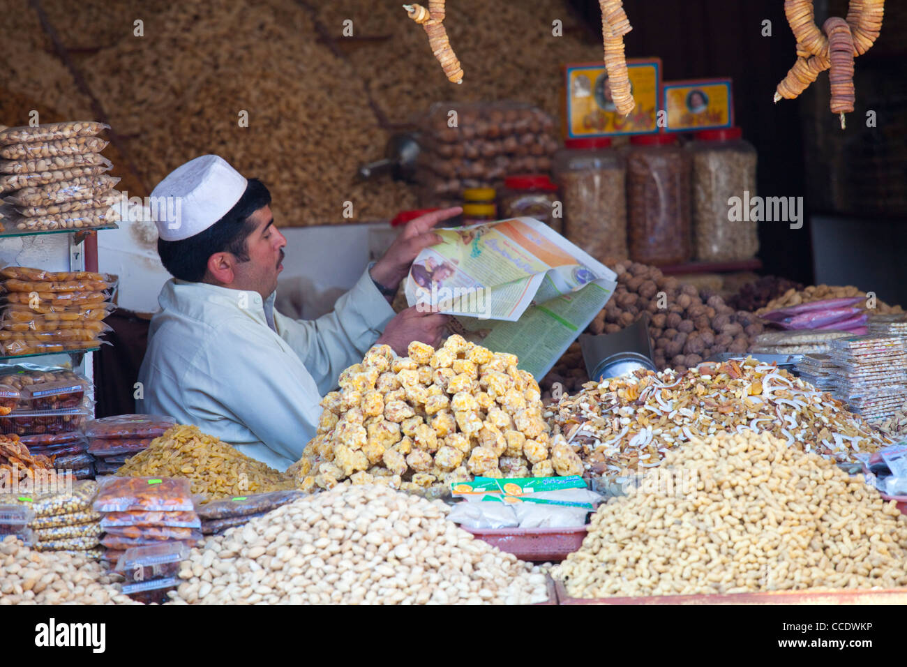 Forfaits de lire un journal au snack shop, Murree, Province du Pendjab, au Pakistan Banque D'Images
