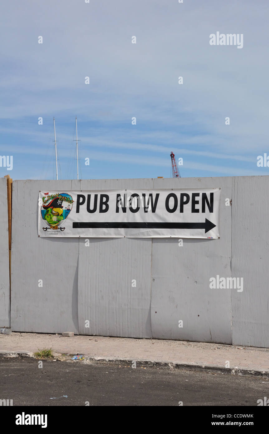 Maintenant open sign Pub, Nassau, Bahamas Banque D'Images