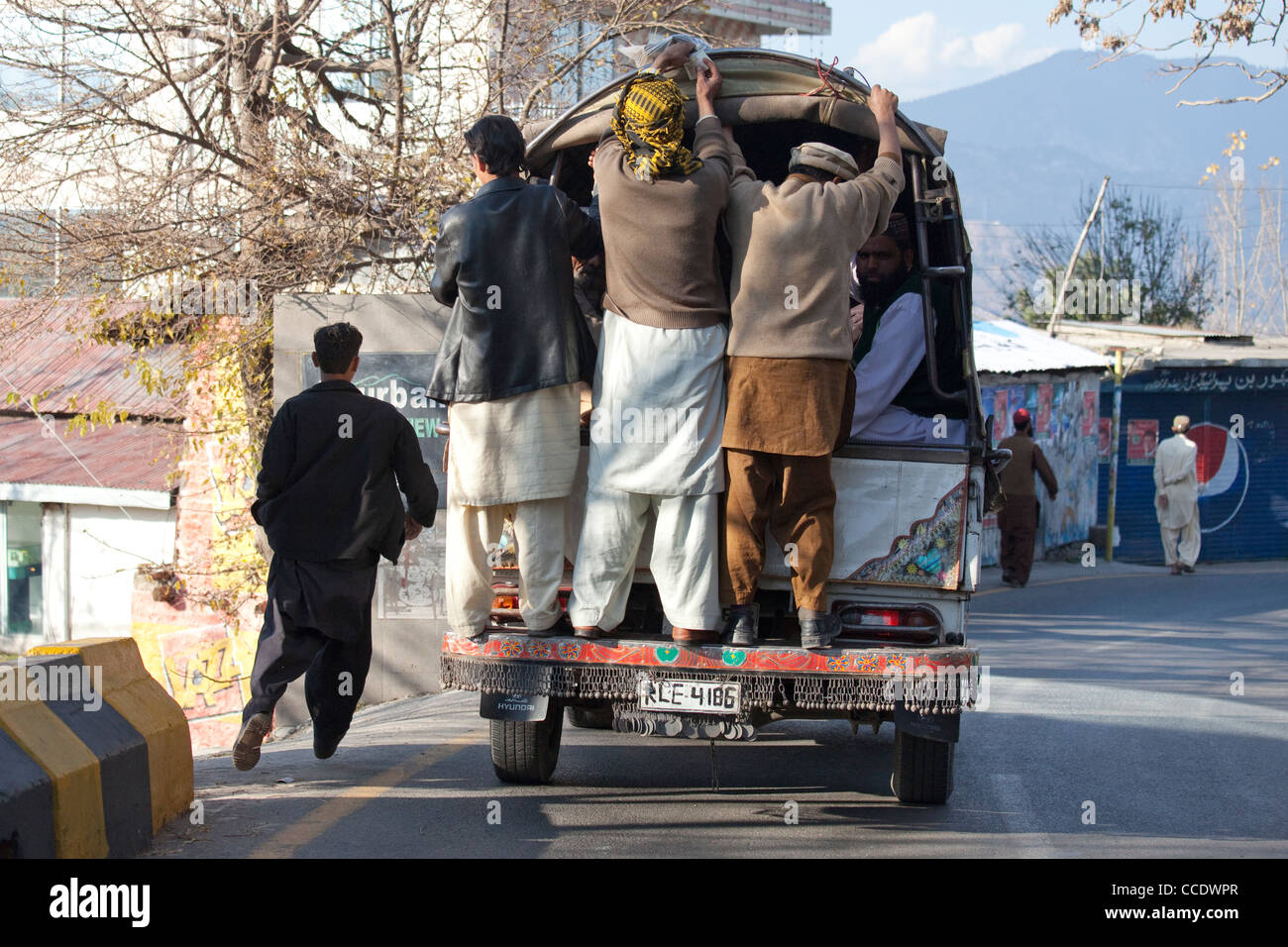 Hopping au large de transport public, Murree, Province du Pendjab, au Pakistan Banque D'Images