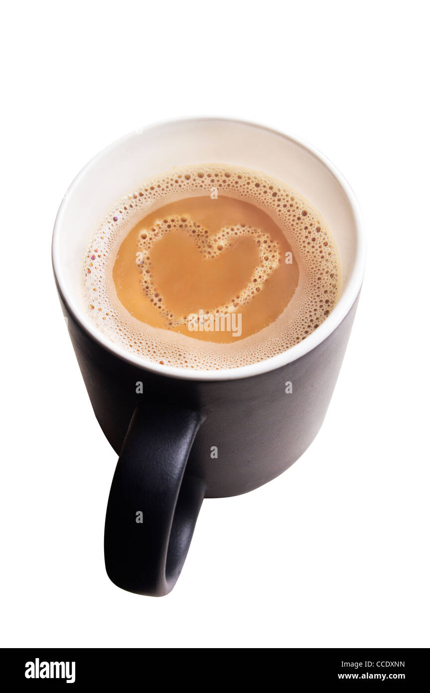 Tasse à café, isolé avec de la mousse en forme de coeur sur la surface du café, de concepts romantique. Banque D'Images