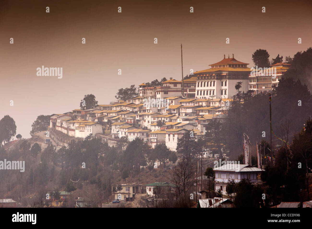 L'Inde, de l'Arunachal Pradesh, colline de Tawang, Gompa bouddhiste à l'aube (deuxième rang mondial) enveloppée de nuages bas Banque D'Images