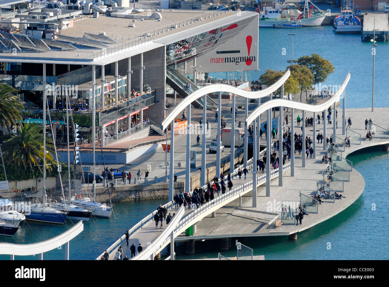 Barcelone, Espagne. Rambla del Mar vu depuis le sommet du monument a Colom / monument de Colomb Banque D'Images