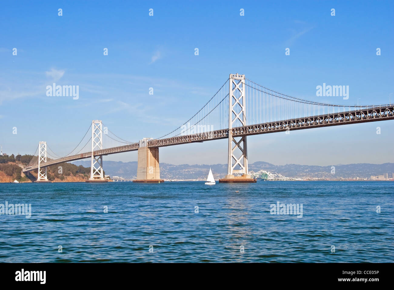 Oakland Bay Bridge Suspension à San Francisco à l'île de Yerba Buena avec le centre-ville Banque D'Images