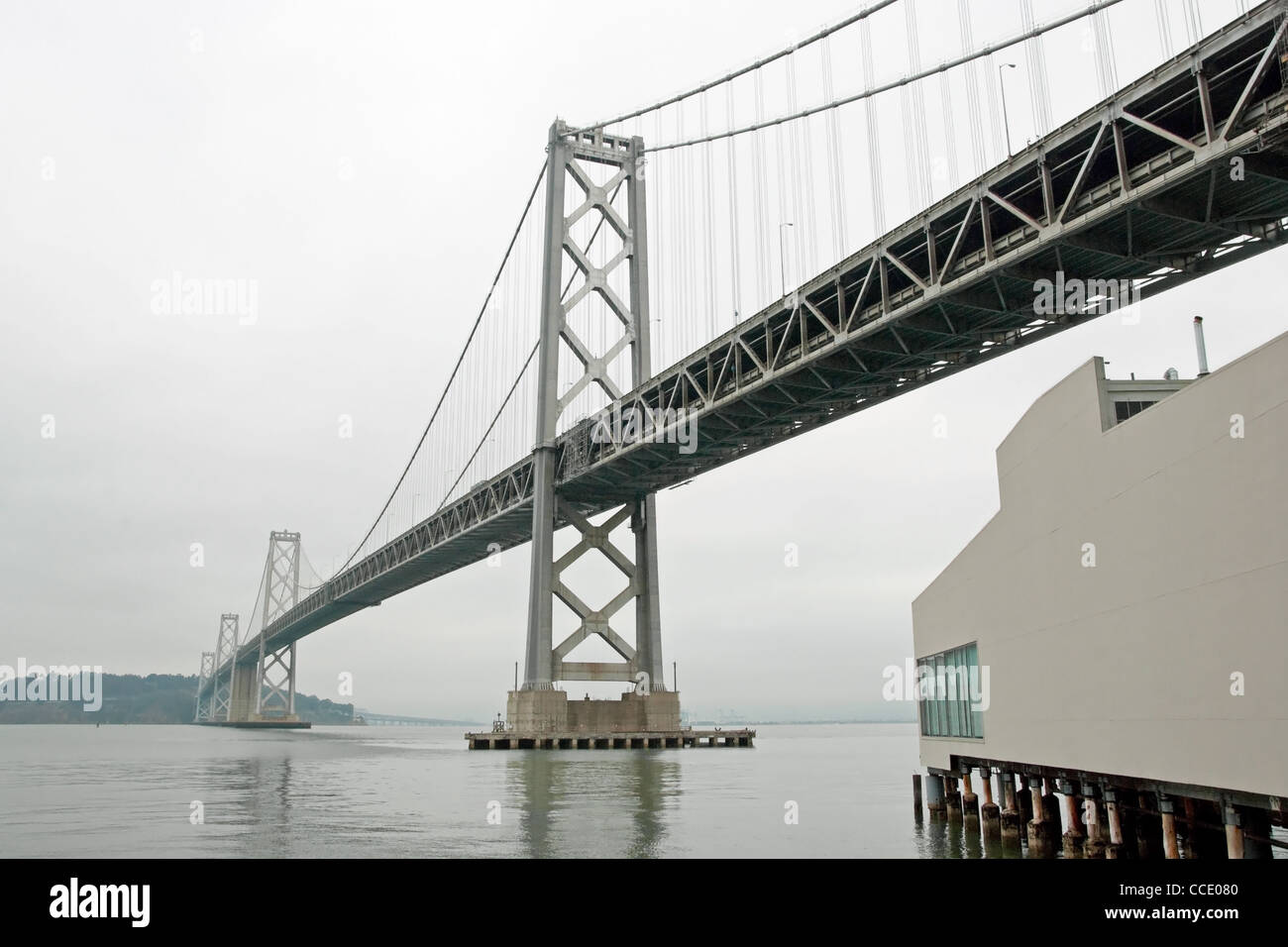 Oakland Bay Bridge Suspension à San Francisco à l'île de Yerba Buena avec au centre ville dans un temps de brouillard Banque D'Images