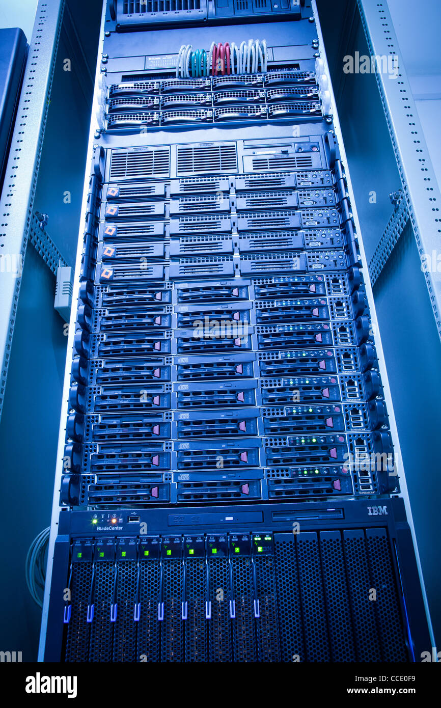 Rack serveur cluster dans un centre de données (shallow DOF ; couleur  tonique libre Photo Stock - Alamy