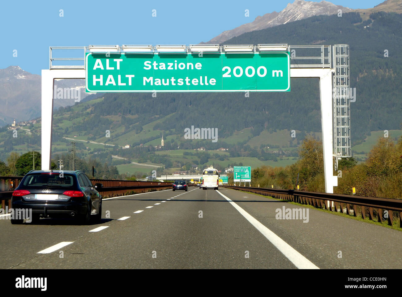 La circulation automobile, à l'Italien péage au Brenner à Sterzing. Banque D'Images