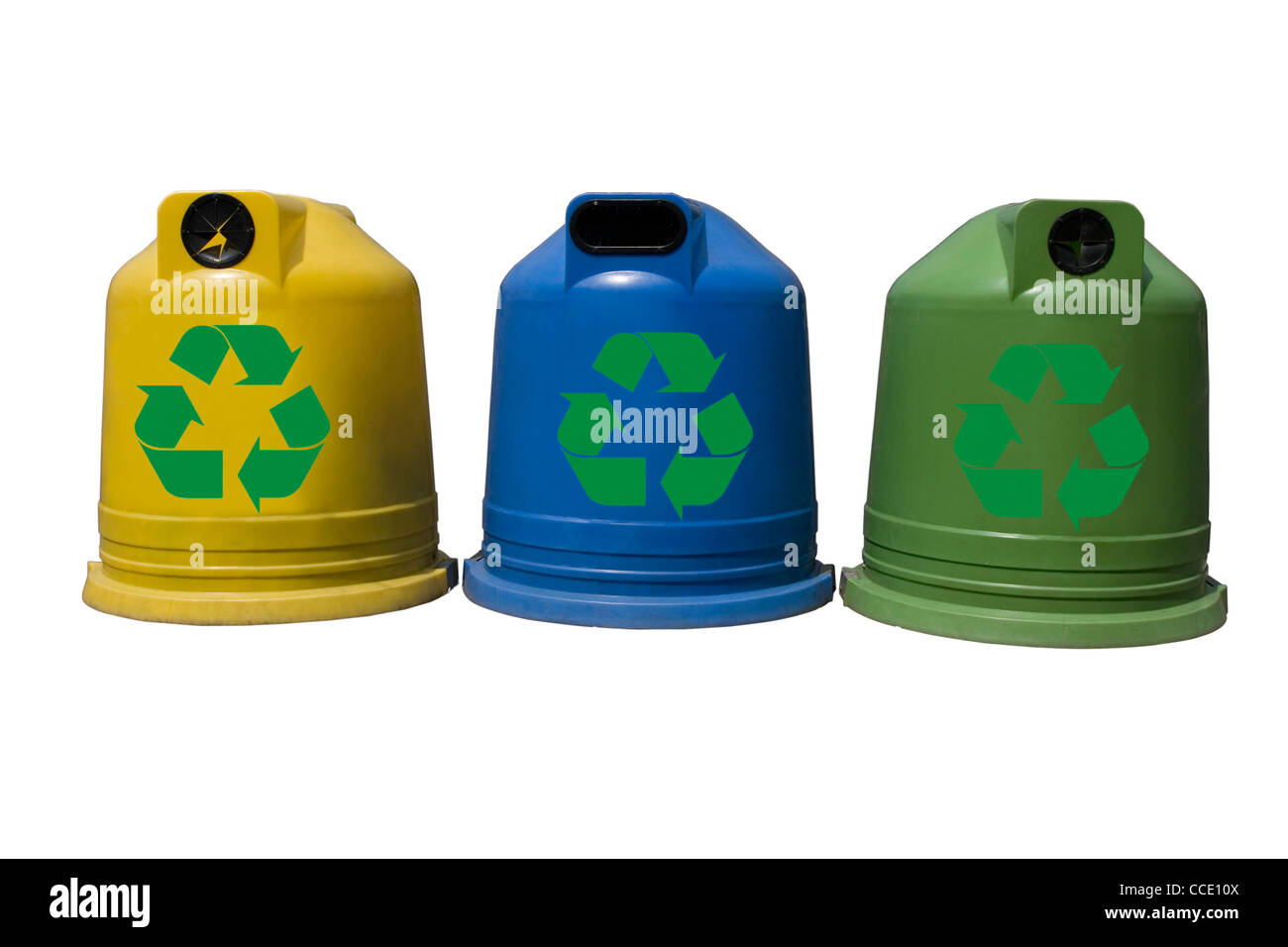 Recycler les contenants de verre, métal, plastique et papier isolé sur fond blanc Banque D'Images