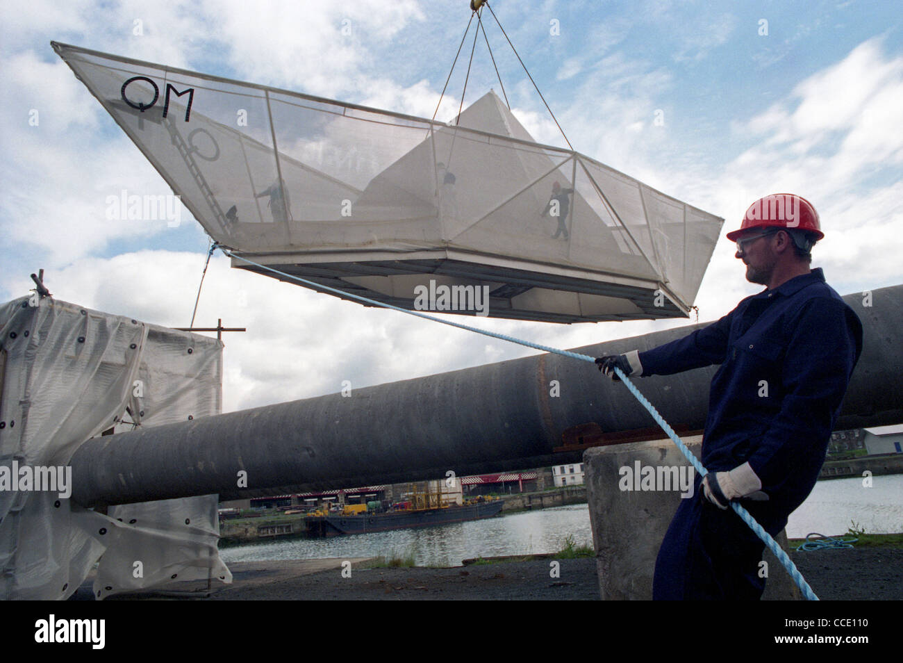 Sculpteur George Wyllie's Paper Boat est tendit dans l'eau, à l'Consafe chantier de Zofingen, Fife Banque D'Images