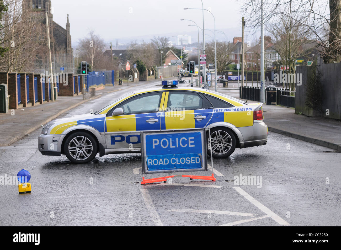 Voiture de police se ferme une route sur le lieu d'une alerte de sécurité Banque D'Images