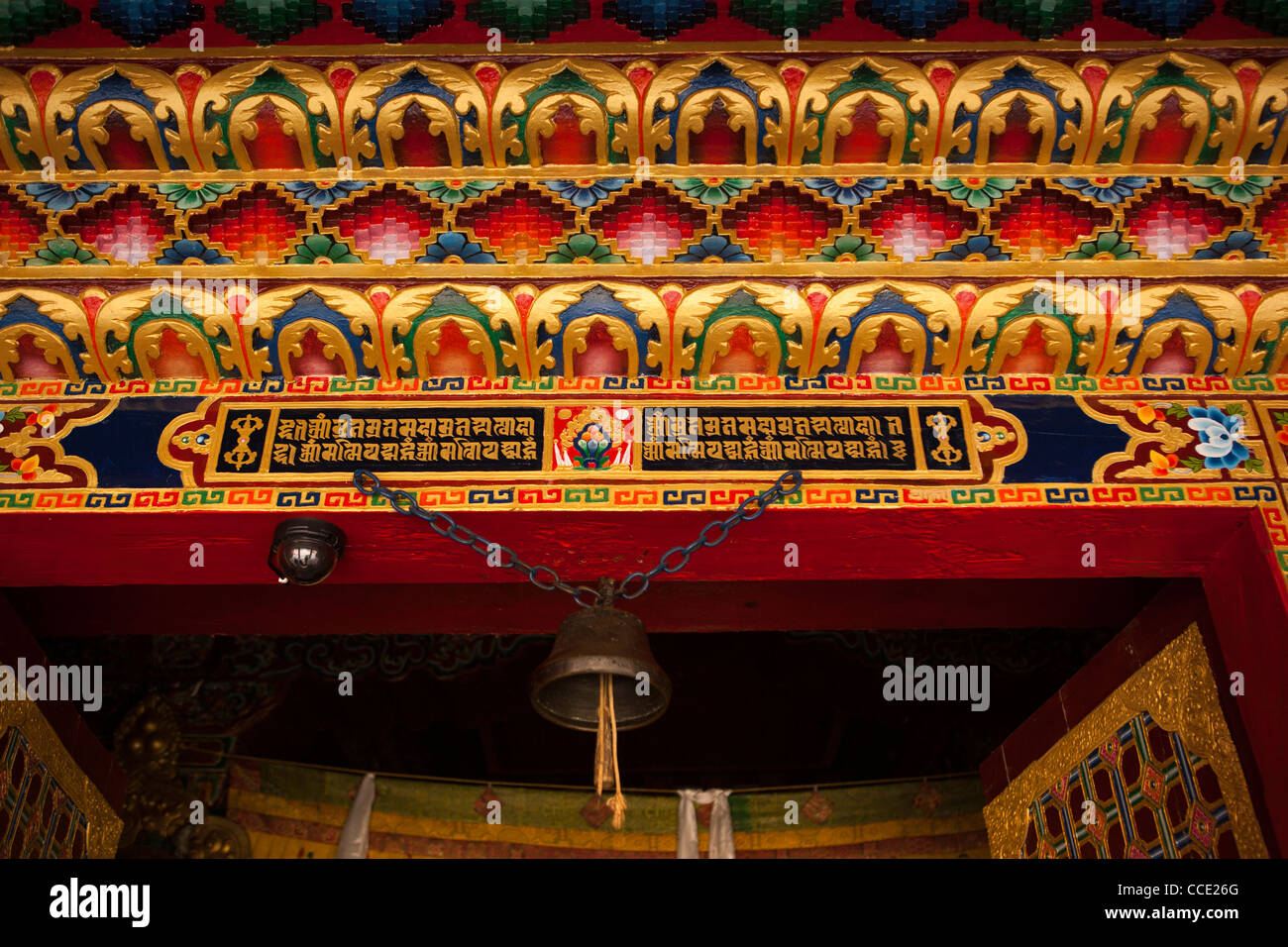 L'Inde, de l'Arunachal Pradesh, Tawang Gompa, détail de la peinture sur l'embrasure de la salle de prière de la décoration traditionnelle Banque D'Images