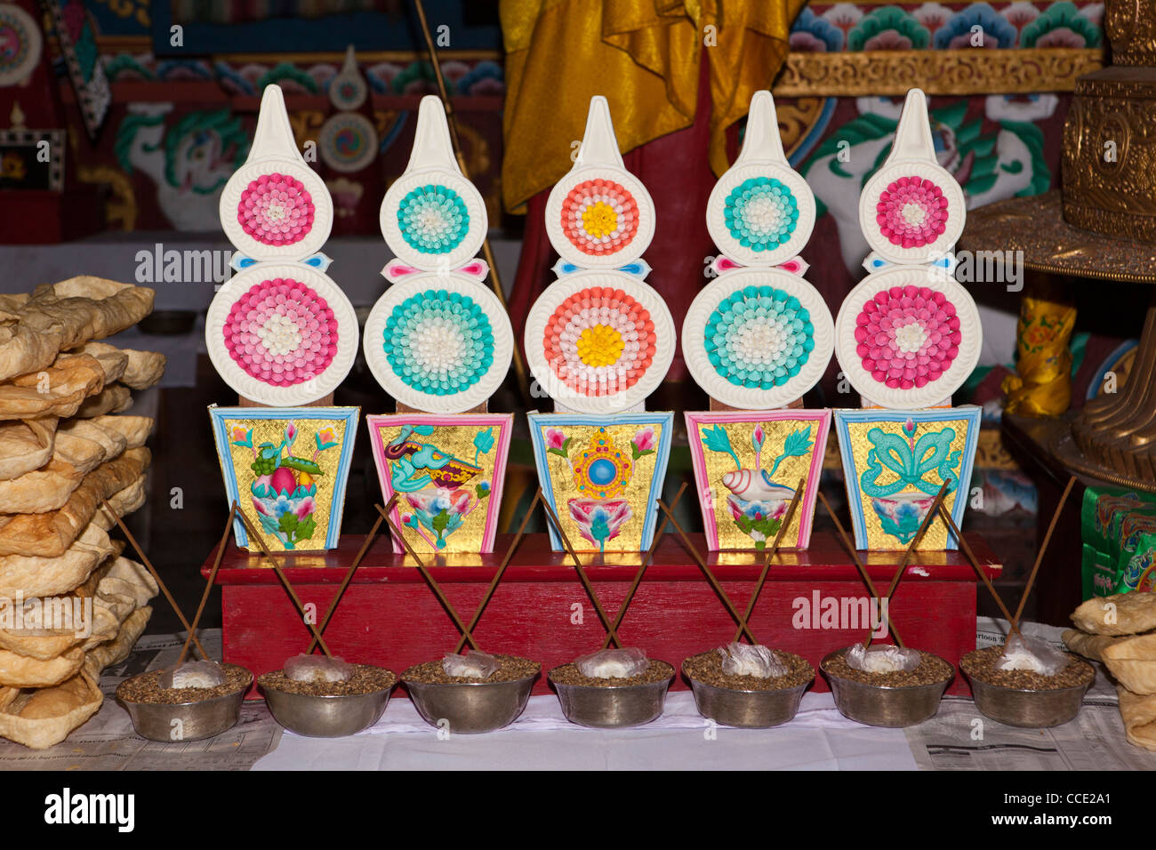 L'Inde, de l'Arunachal Pradesh, Gompa Tawang, coloré Losar nouvel an tibétain sur l'autel décoration beurre Festival Banque D'Images
