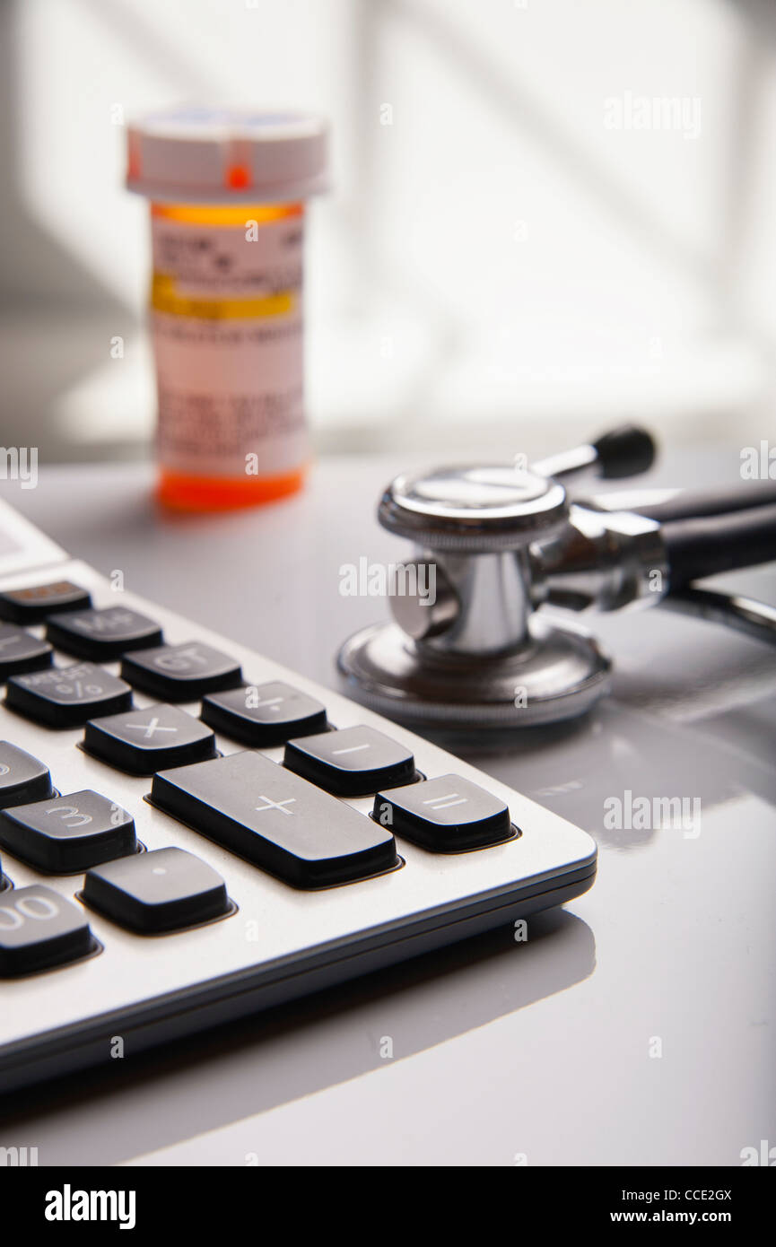 Coût des soins de santé et les services médicaux documentés par la calculatrice, le stéthoscope et pilules médical dans un cabinet de médecin Banque D'Images