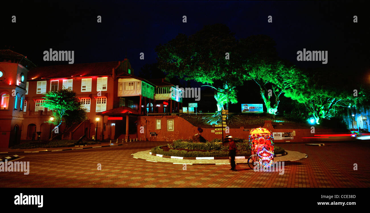 Conducteur de pousse-pousse touristique de nuit dans la région de Dutch Square Stadhuys à Malacca Melaka en Malaisie en Extrême-Orient Asie du sud-est. Tourisme Voyage Banque D'Images