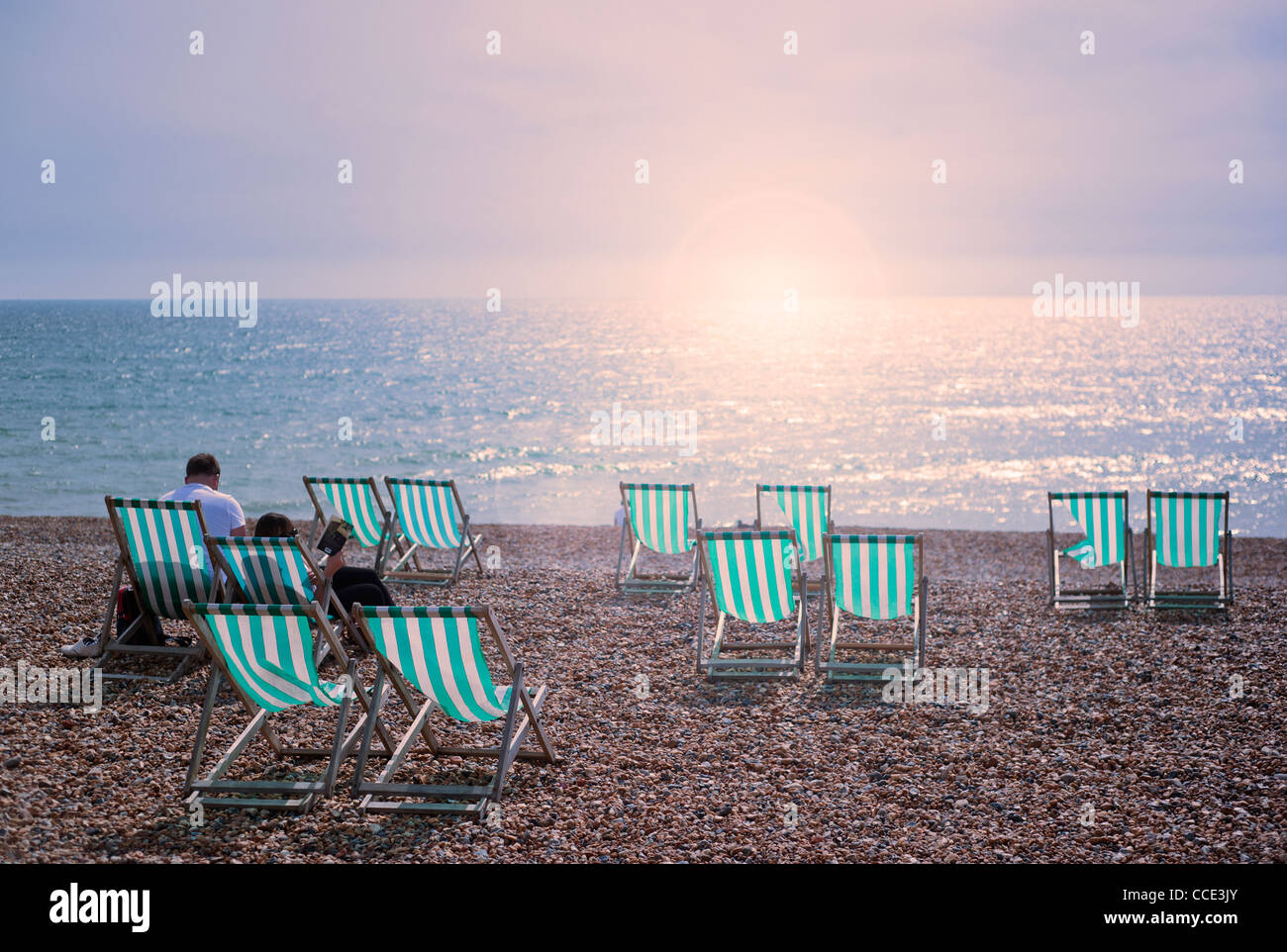 Transats sur la plage de Brighton, Sussex, England, UK Banque D'Images