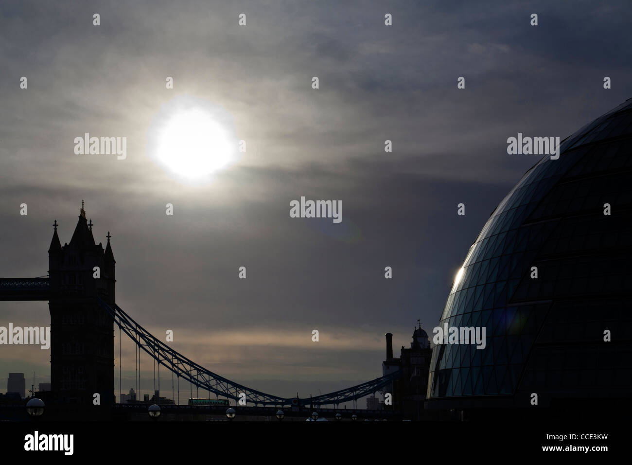 Tôt le matin, l'Hôtel de Ville et le Tower Bridge à Londres. Banque D'Images