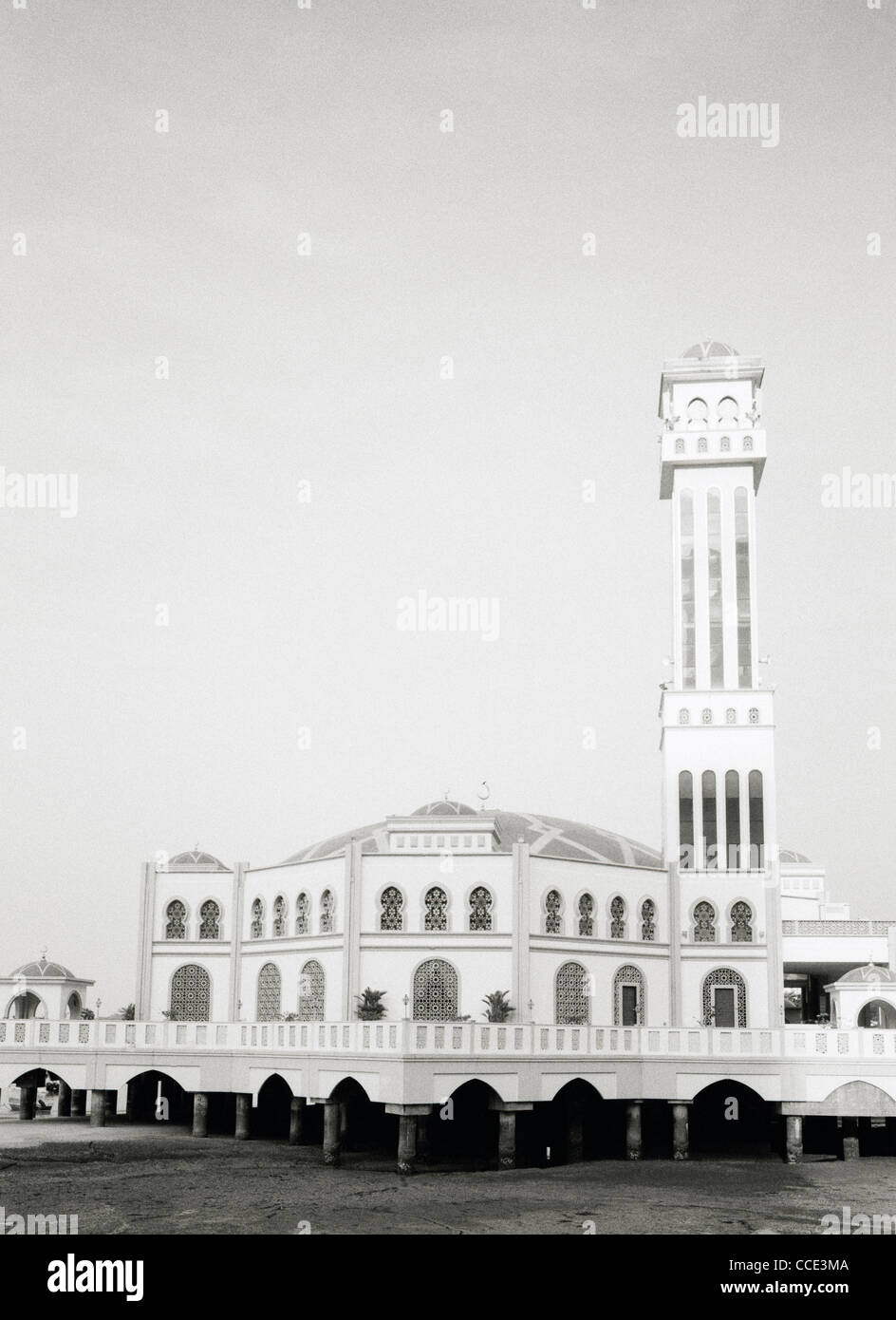 La mosquée flottante islamique Masjid Terapung de Tanjung Bungah dans l'île de Penang en Malaisie en Extrême-Orient Asie du sud-est. L'architecture musulmane de l'Islam Banque D'Images
