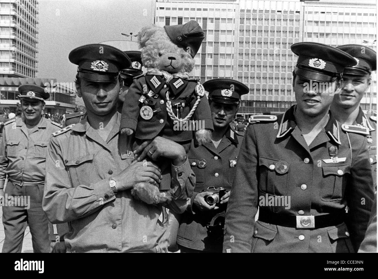 Les soldats de l'Armée Nationale Populaire avec un ours en uniforme dans Berlin Est. Banque D'Images