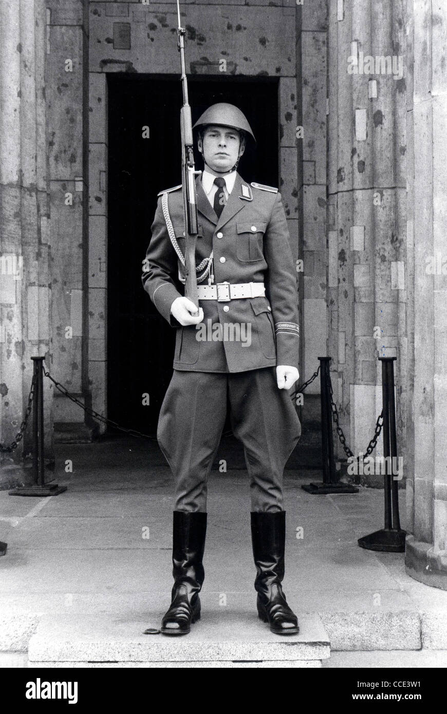 Le soldat de l'armée nationale populaire de la RDA à Berlin Est. Banque D'Images