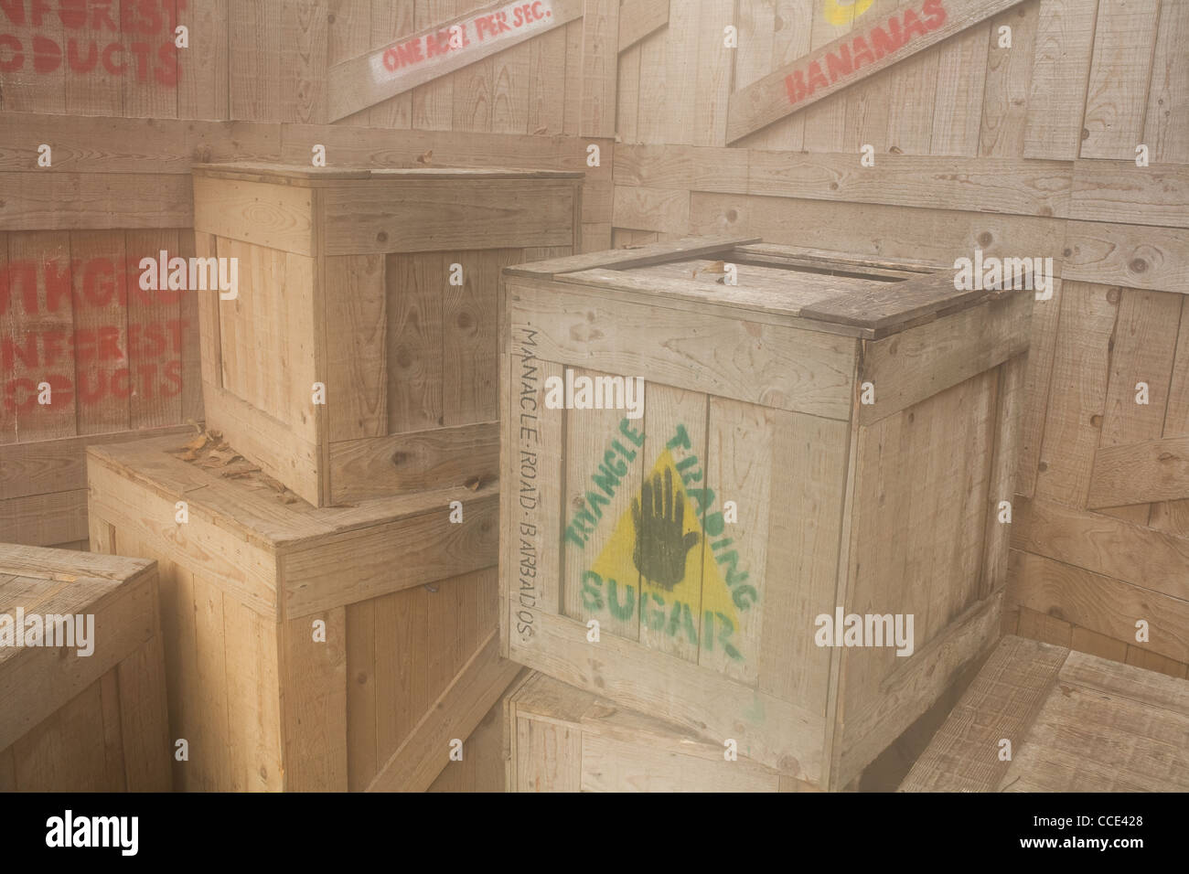 Près de l'entrée de l'Eden Project biome forêt tropicale humide du mensonge, de caisses en bois qui contenait du sucre à partir de la Barbade, trading Triangle Banque D'Images