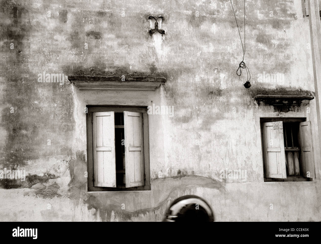 Une fenêtre dans un mur off Love Lane à George Town dans l'île de Penang en Malaisie en Extrême-Orient Asie du sud-est. L'art surréaliste le surréalisme Voyage Texture Banque D'Images