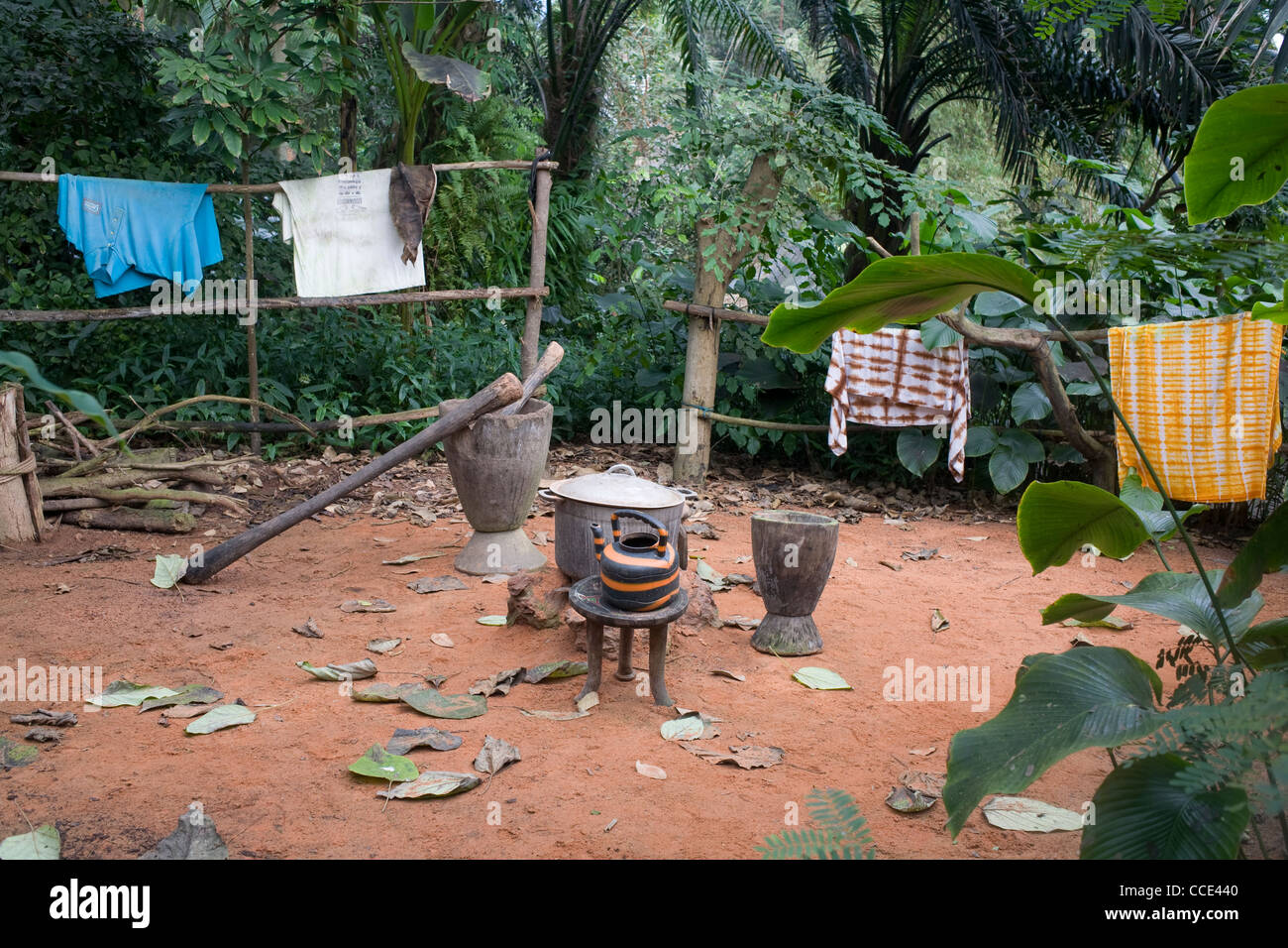 Dans l'Eden Project, biome forêt tropicale vous pouvez trouver ce village de l'Afrique de l'Ouest avec des outils en bois Banque D'Images