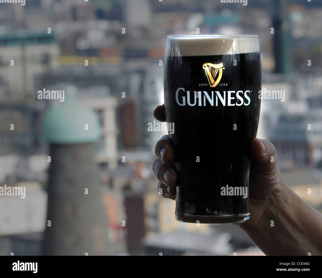 CHEERS. Une pinte de Guinness EST AU BAR OVERLLOKING La Brasserie Guinness, Dublin Banque D'Images