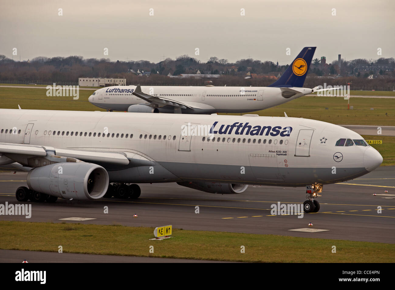 Les avions de la Lufthansa, l'aéroport international de Düsseldorf Allemagne Banque D'Images