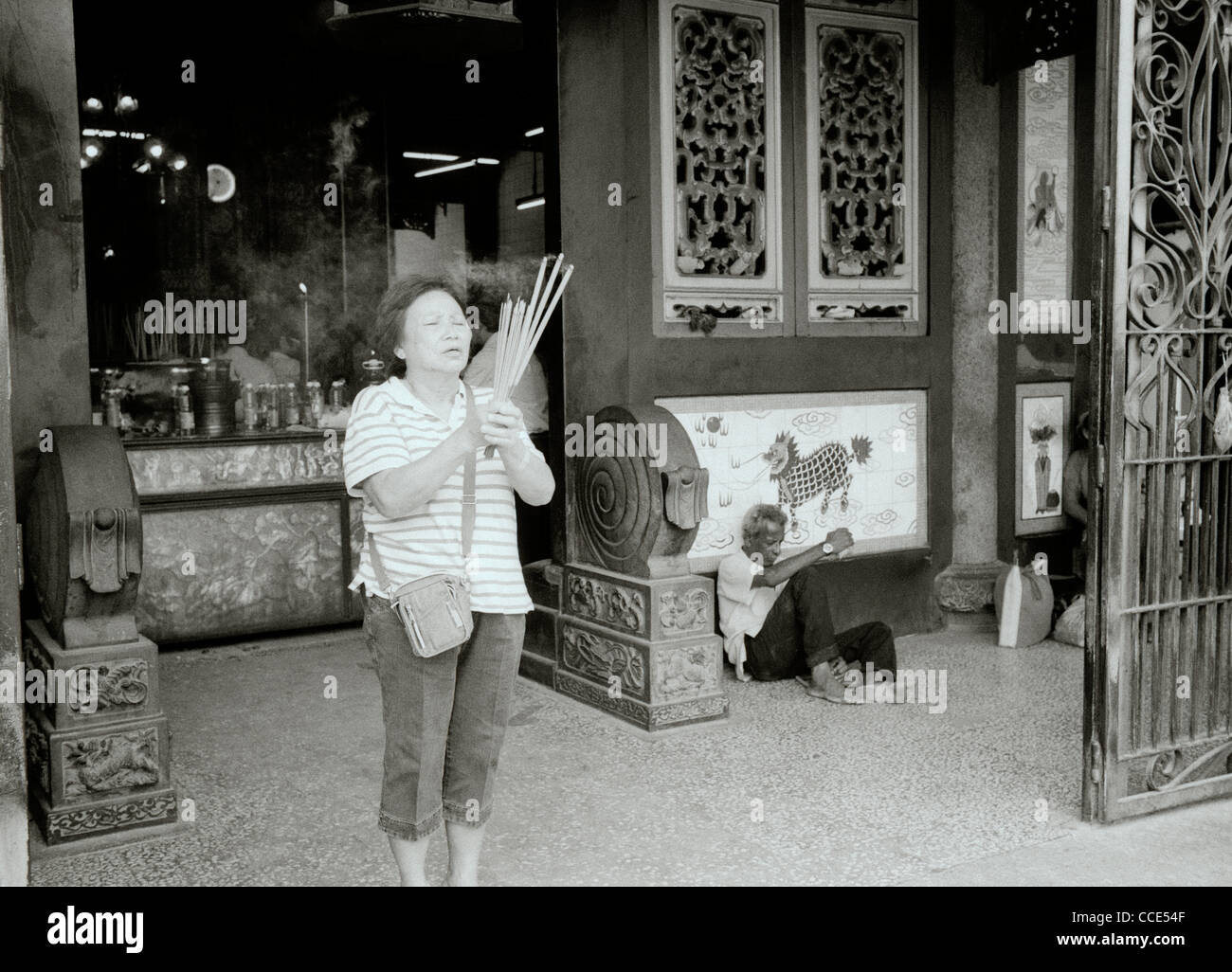 Le culte à la Kuan Yin Teng Temple, Temple de la Déesse de la miséricorde à George Town dans l'île de Penang en Malaisie en Extrême-Orient Asie du sud-est. Les gens Banque D'Images