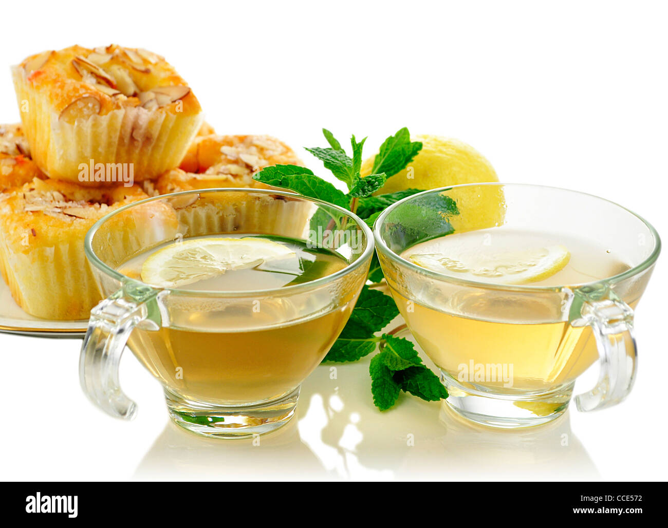 Thé vert avec petits gâteaux aux amandes framboise , close up Banque D'Images