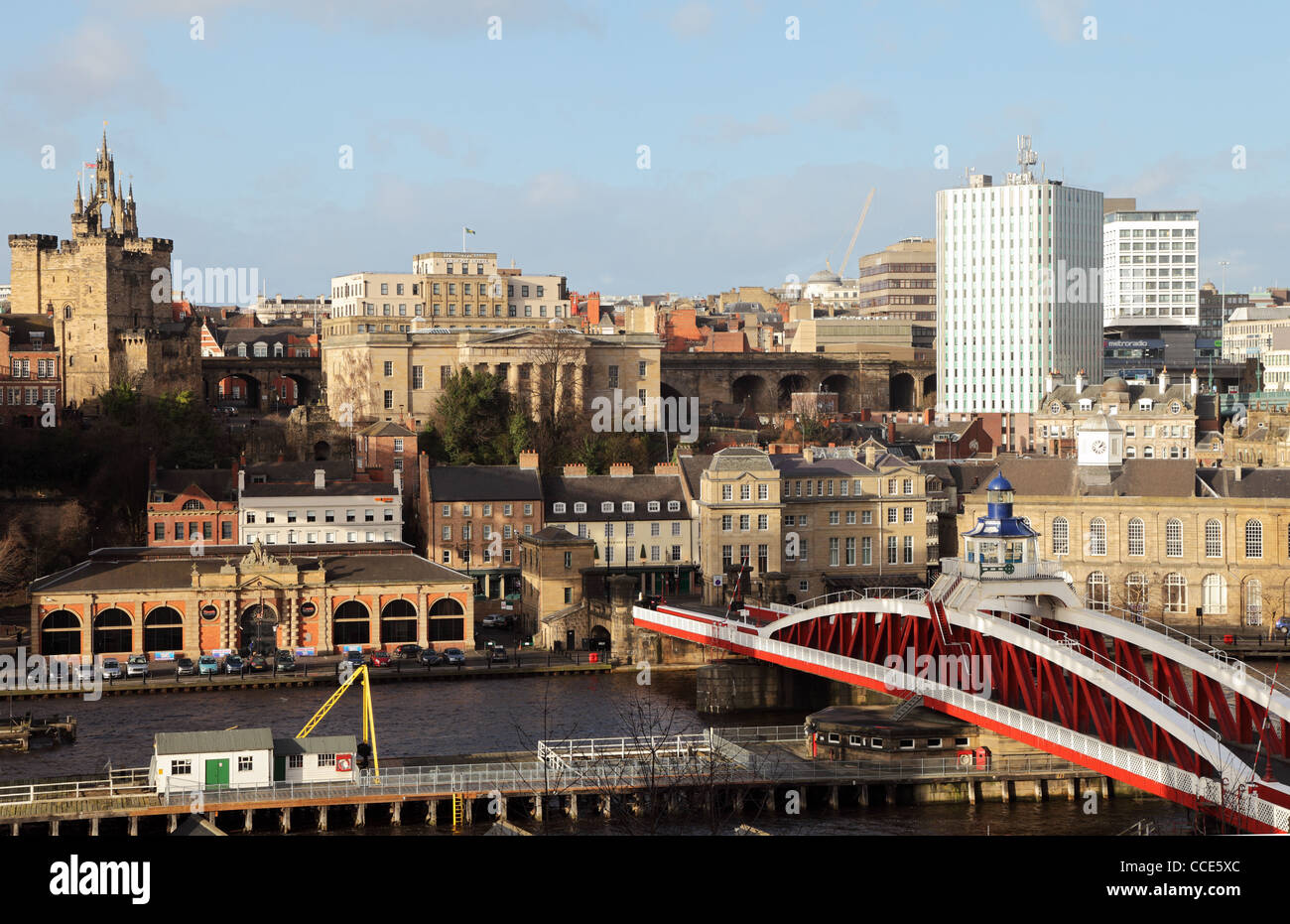 Ville de Newcastle avec pont tournant de l'avant-plan North East England UK Banque D'Images