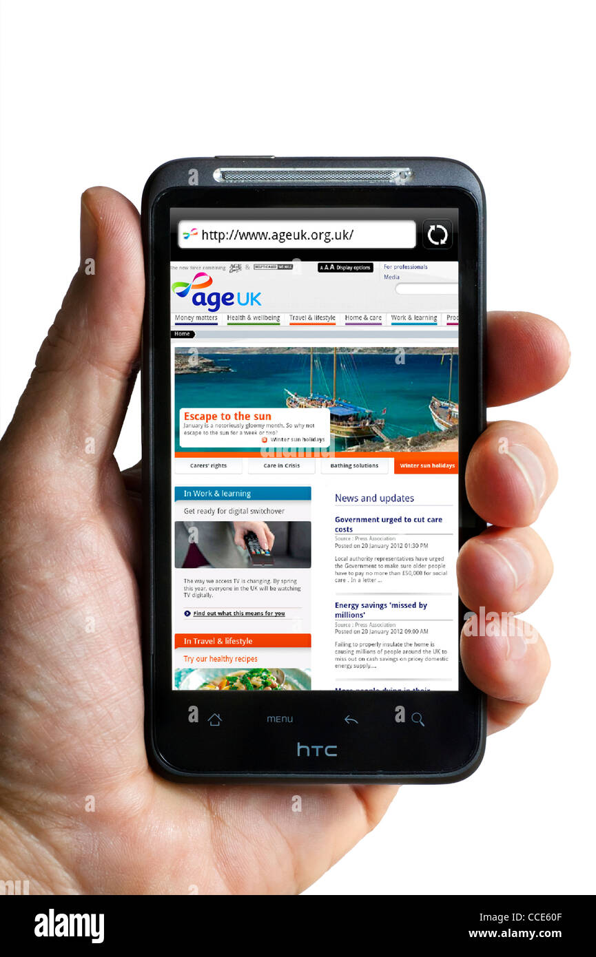 À la recherche, à l'âge UK Charity Site Web (une fusion de Age Concern et aider les personnes âgées) vue sur un smartphone HTC Banque D'Images