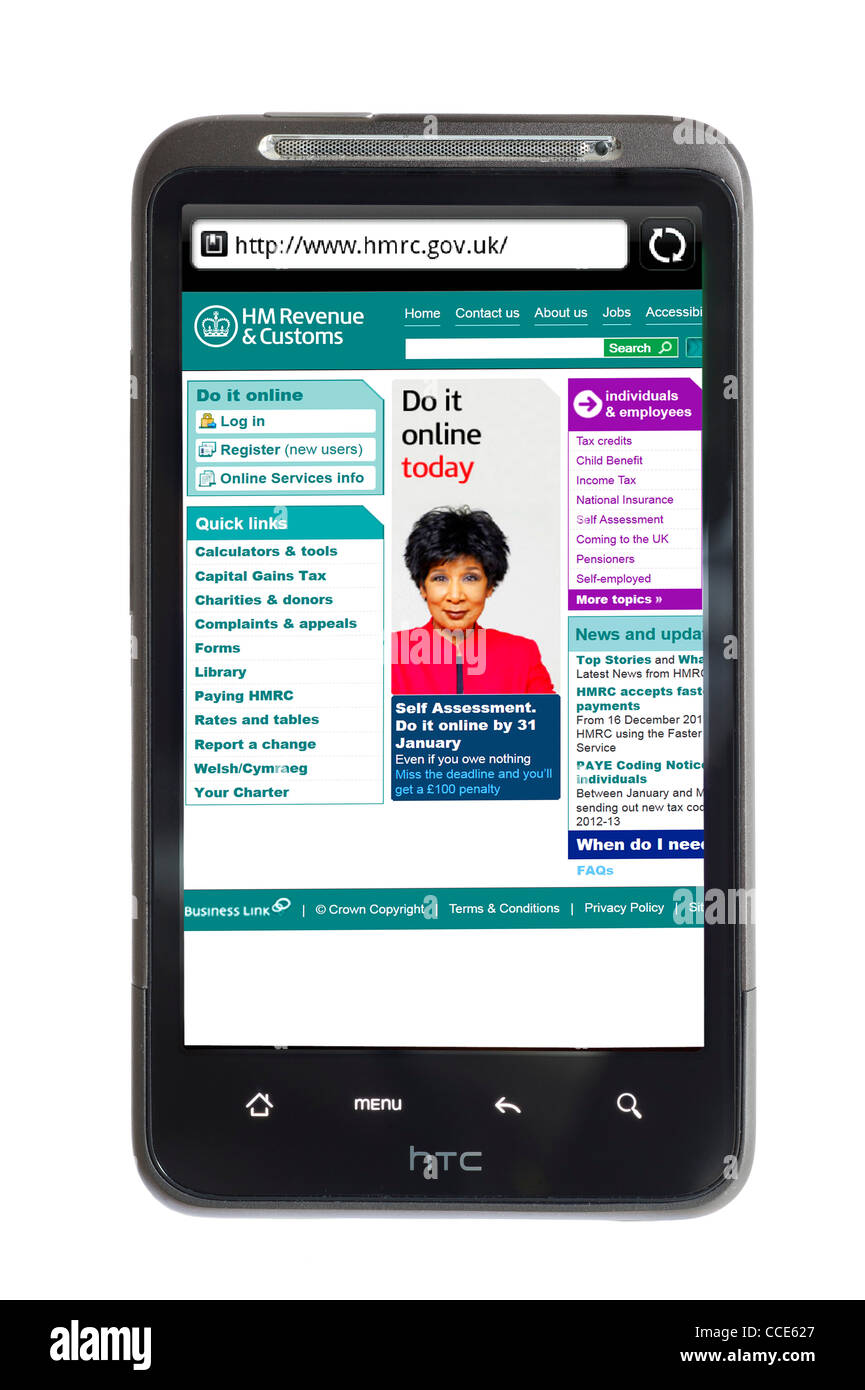 Regardant le HM Revenue and Customs site sur un smartphone HTC Banque D'Images
