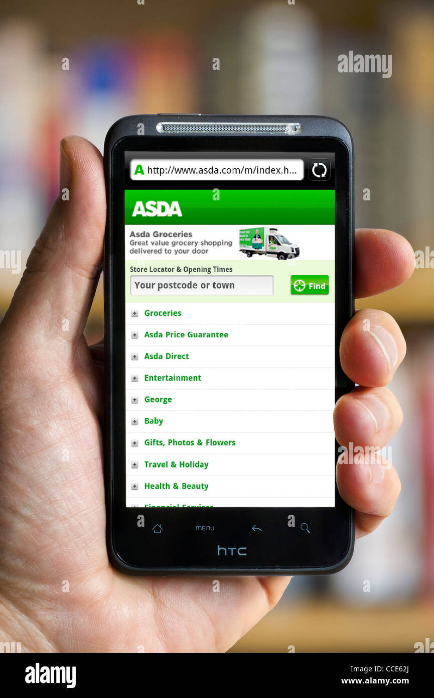 Achat en ligne à l'ASDA supermarché sur un smartphone HTC Banque D'Images