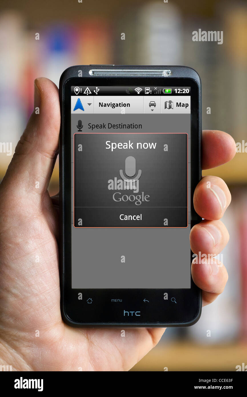 La reconnaissance vocale sur Google Maps Navigation avec un smartphone HTC Banque D'Images