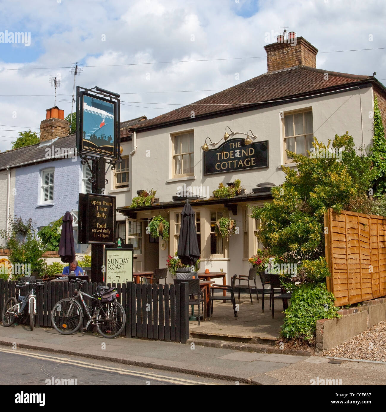 Fin marée Public House Cottage Teddington Verrou Teddington Studio et la Tamise Banque D'Images