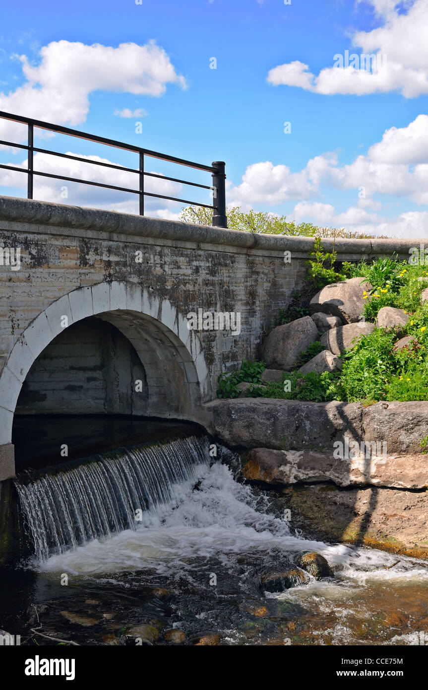 Vieux pont de pierre sur les petits cours d'eau Banque D'Images