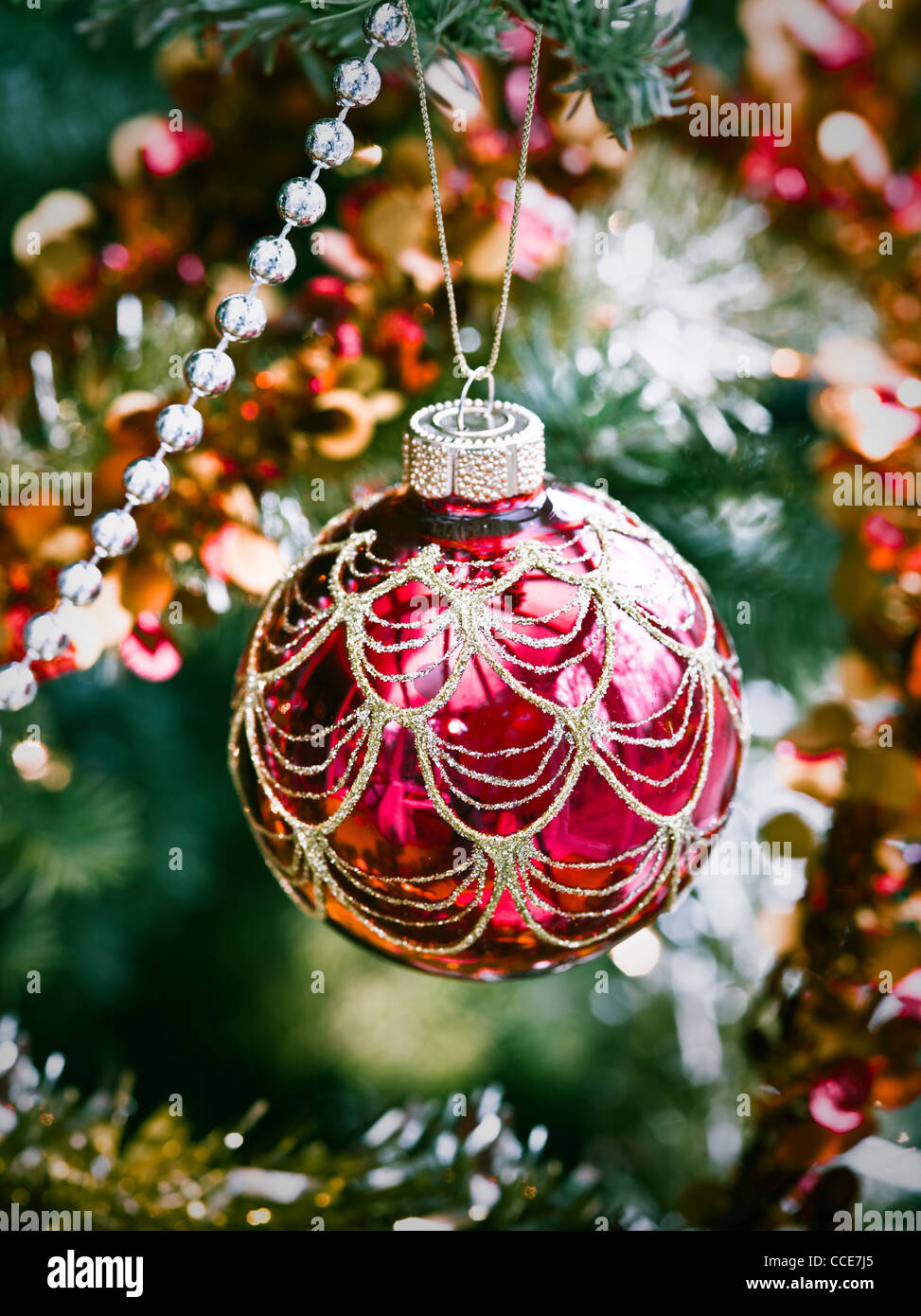 Babiole rouge sur l'arbre de Noël, style vintage, selective focus Banque D'Images
