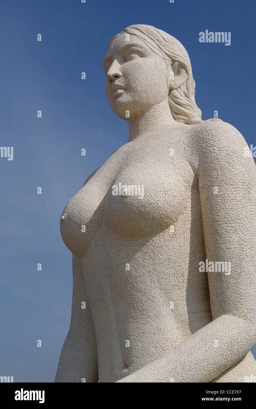 Sirène nue femme sculpture de pierre géant en bord de plage,Kerala Inde  Photo Stock - Alamy