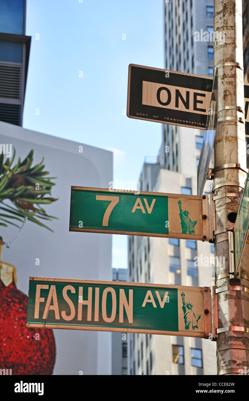 Fashion Avenue et 7th Avenue des plaques de rue, New York, USA Banque D'Images