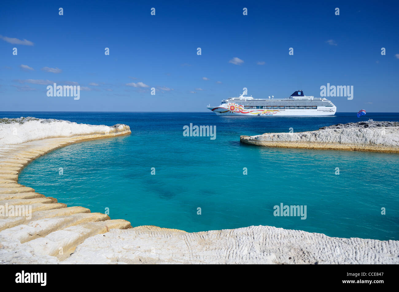 Bateau de croisière au large de la côte d'une plage de sable plage des Caraïbes Banque D'Images