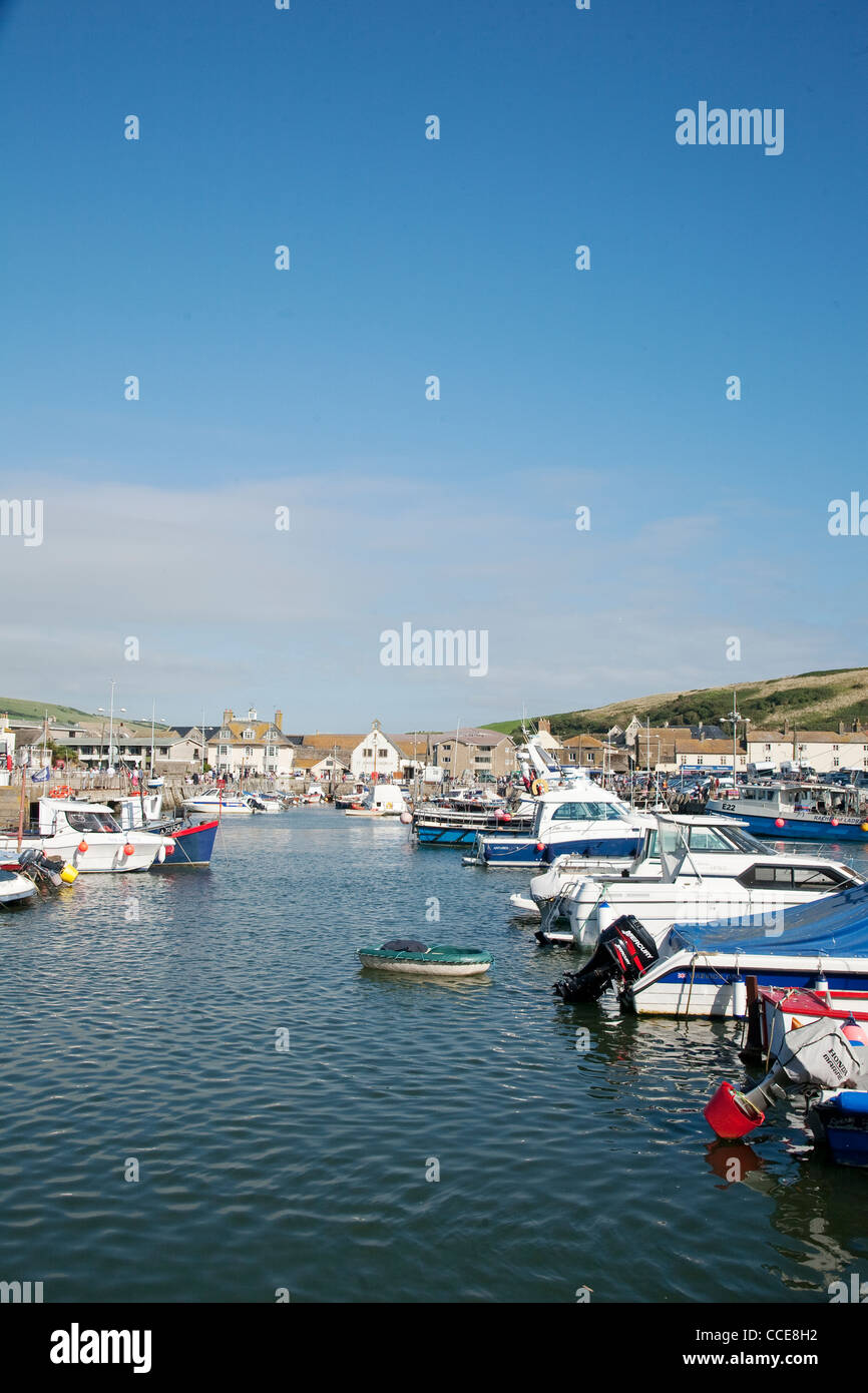 Bateaux amarrés dans le joli port de West Bay, Dorset Banque D'Images