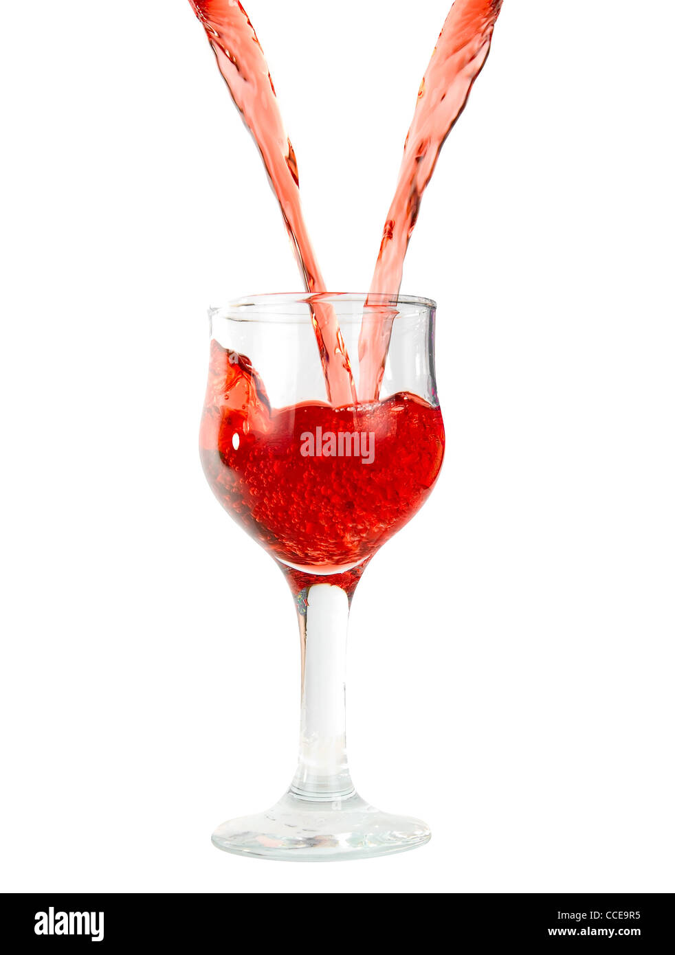 Verser le vin rouge dans des verres à pied isolated on white Banque D'Images