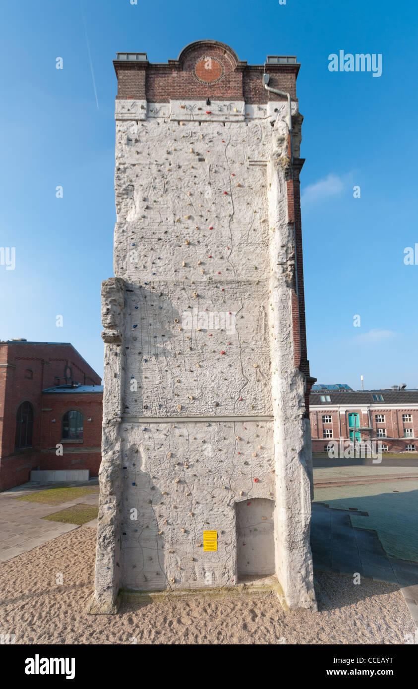 Ancien bâtiment industriel maintenant utilisé comme un mur d'escalade Banque D'Images