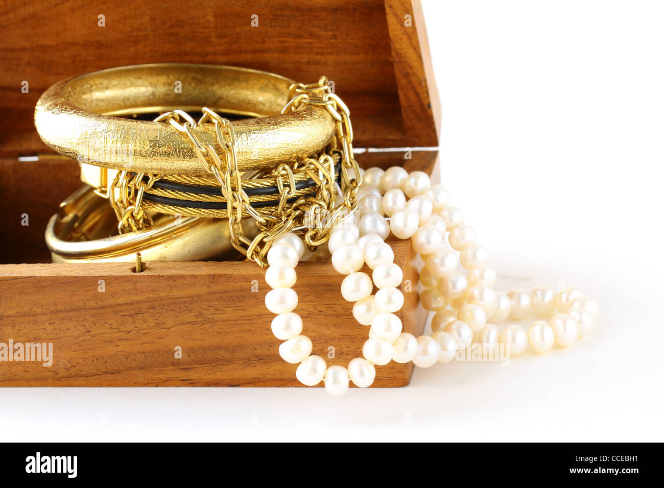 Coffre de trésor bijoux en or, des bracelets et pearl Photo Stock - Alamy