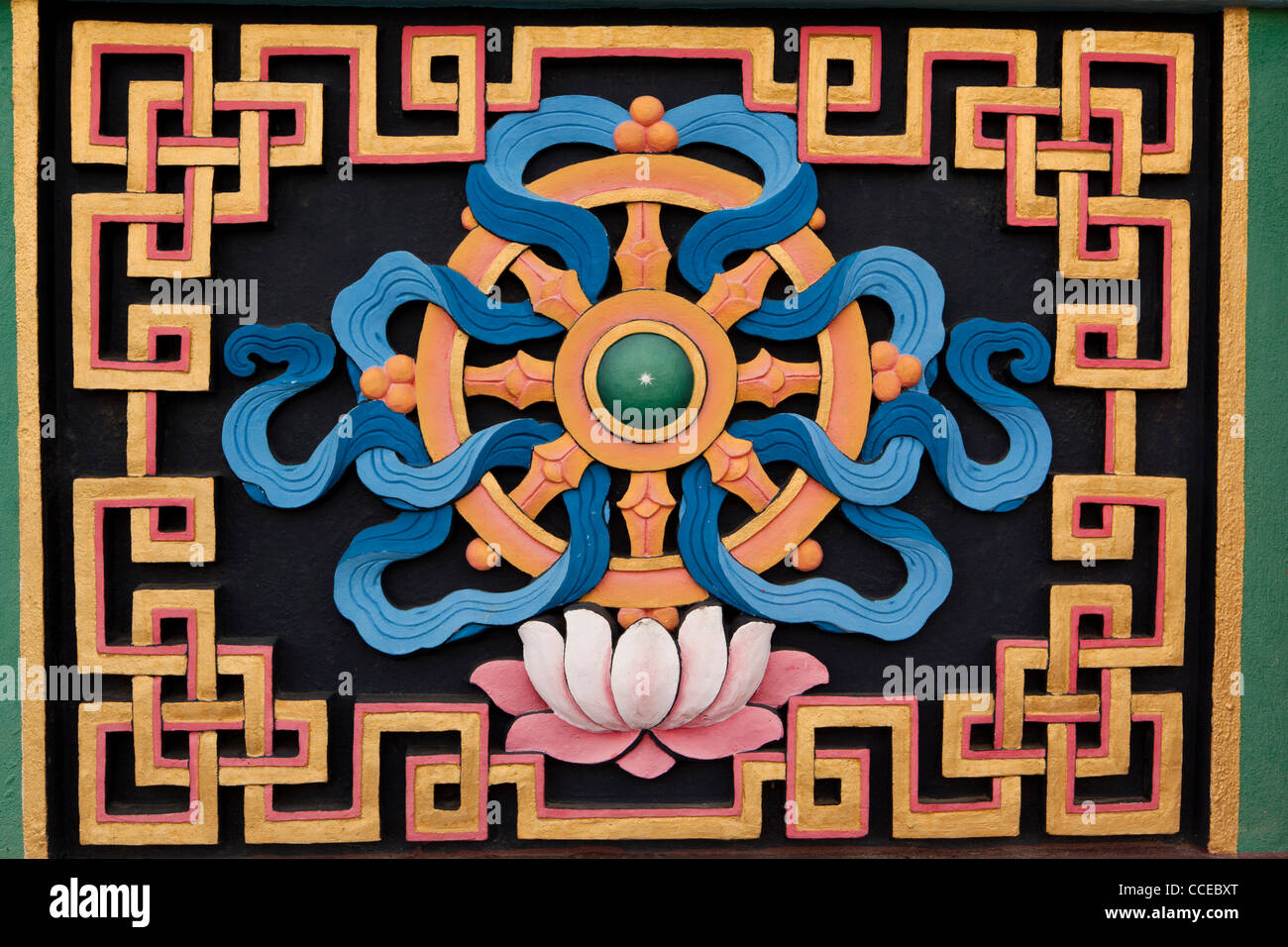 L'Inde, de l'Arunachal Pradesh, Tawang, Khinmey Monastère Nyingmapa, roue, dharmachakra, symbole de bon augure Banque D'Images