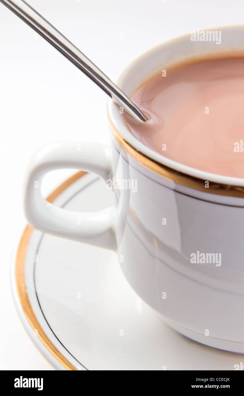 Le lait au chocolat en blanc mug, macro shot. Banque D'Images