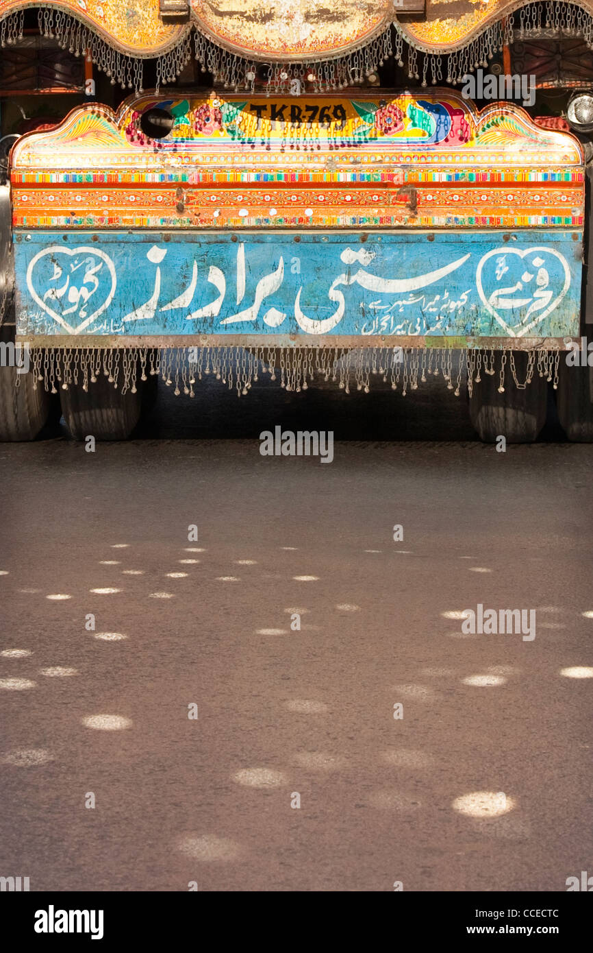 Réflexions à partir d'un camion décoré dans la province du Pendjab, au Pakistan Banque D'Images